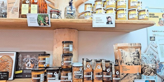 Dies ist ein Beispiel einer Direktvermarktung mit einem breiten Sortiment im Laden «Regioherz St. Gallen». Die zugekauften Produkte sind mit Bildern der Bauernfamilien versehen. 