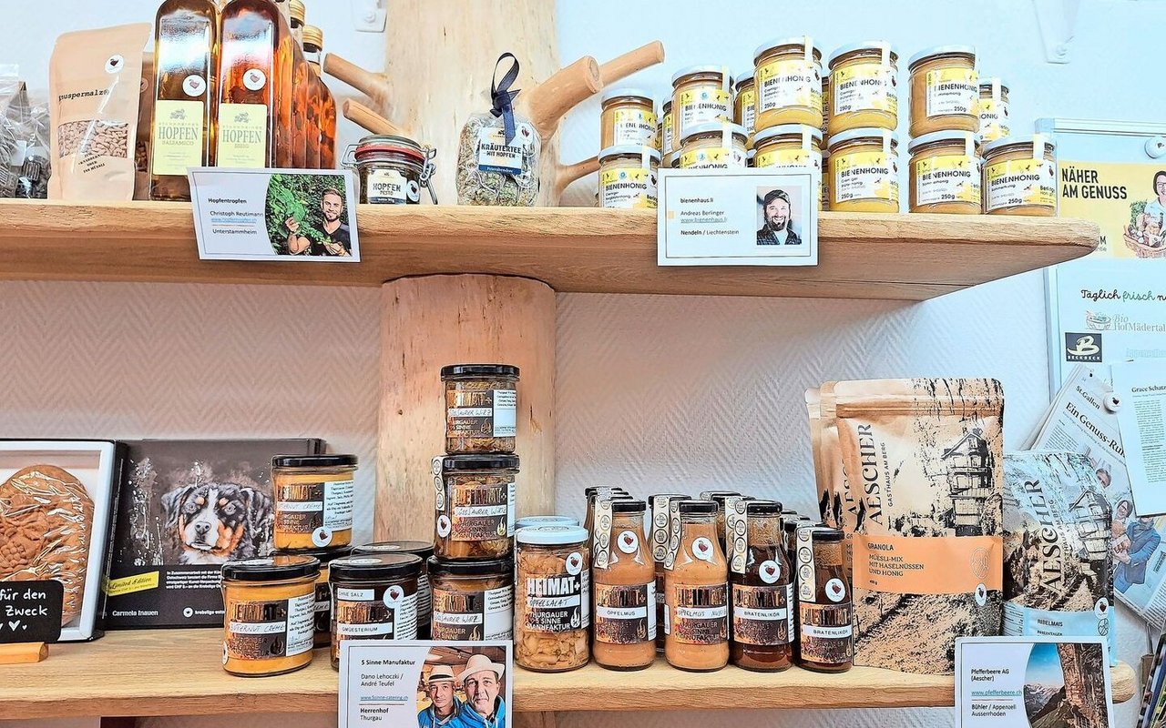 Dies ist ein Beispiel einer Direktvermarktung mit einem breiten Sortiment im Laden «Regioherz St. Gallen». Die zugekauften Produkte sind mit Bildern der Bauernfamilien versehen. 