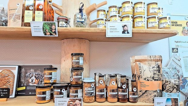 Dies ist ein Beispie Dies ist ein Beispiel einer Direktvermarktung mit einem breiten Sortiment im Laden «Regioherz St. Gallen». Die zugekauften Produkte sind mit Bildern der Bauernfamilien versehen.
