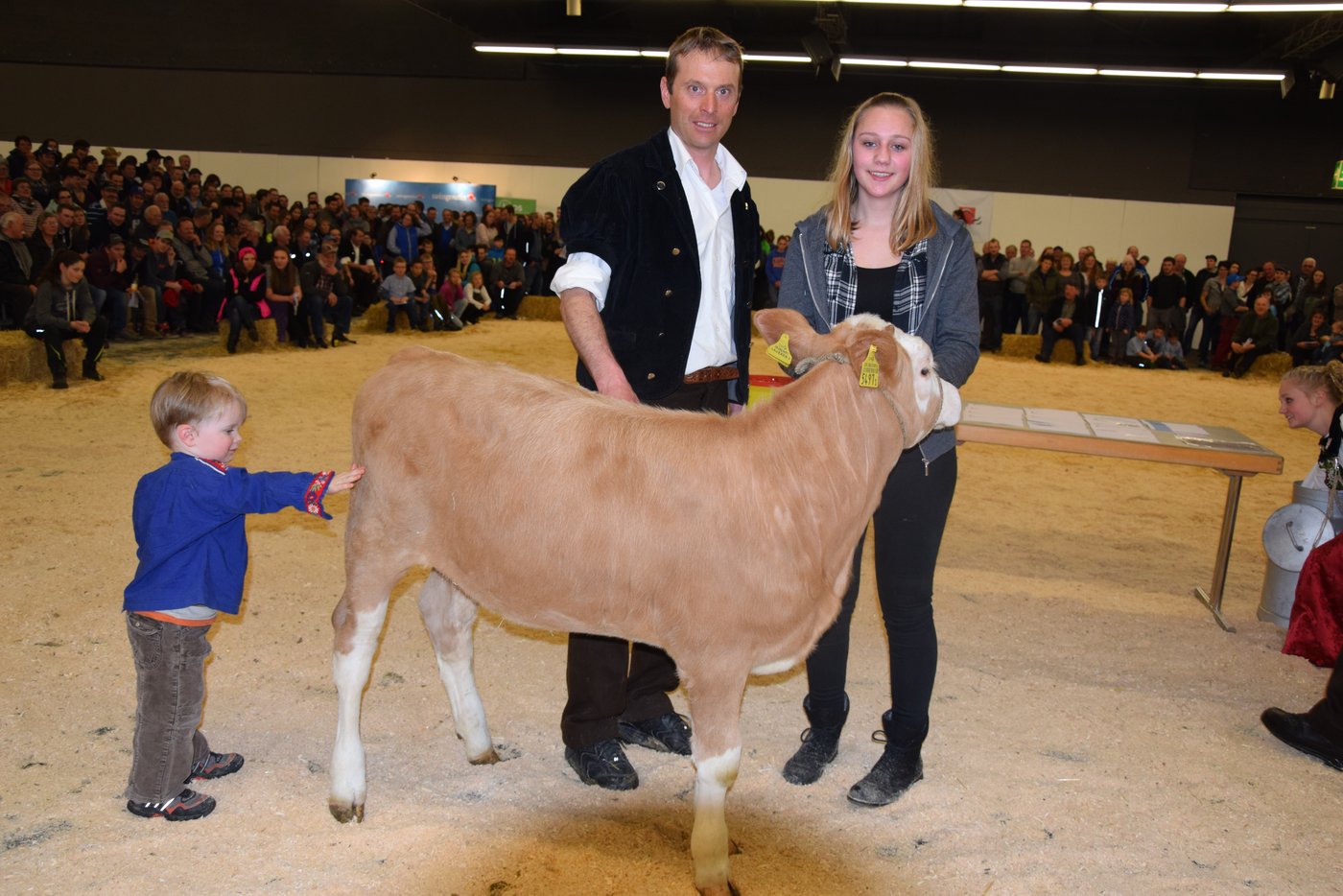 Martina Stucki aus Uebeschi gewann das schöne Simmentalerkuhkalb aus der Zucht von Björn und Jan Brand, Lauenen. (Bilder Peter Fankhauser)