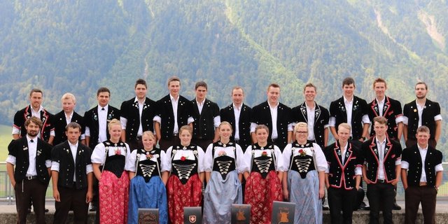 Die Landwirtinnen und Landwirte EFZ des Inforama Berner Oberland (Bilder zVg). 