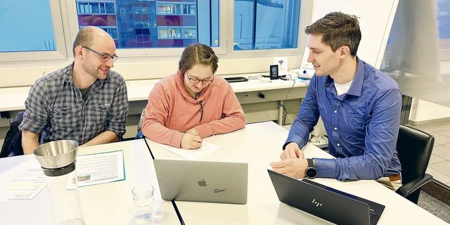 Roger Dubach und Irene Häfliger besprechen die Vereinbarung mit LBV-Geschäftsführer Raphael Felder (r.).  