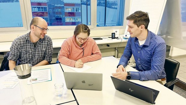 Roger Dubach und Ire Roger Dubach und Irene Häfliger besprechen die Vereinbarung mit LBV-Geschäftsführer Raphael Felder (r.).