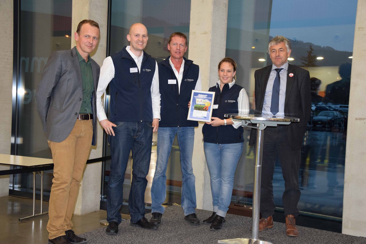Die Firma Suisselab gewann mit dem Fertalys-Trächtigkeitstest: Freuen konnten sich (v.r.n.l.) Daniel Gerber, Melody Schmid, Matthias Houmard und Daniel Glauser. 
