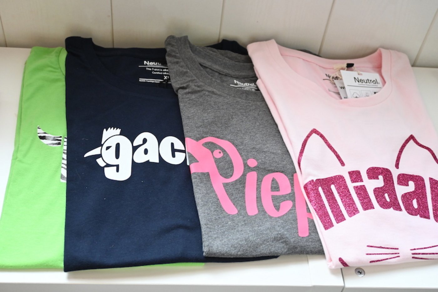 Bei Muh-Art kann jede Farbe von Motiv kann mit jeder Farbe vom Kleidungsstück kombiniert werden. Es gibt auch Folien mit Glitzer. 