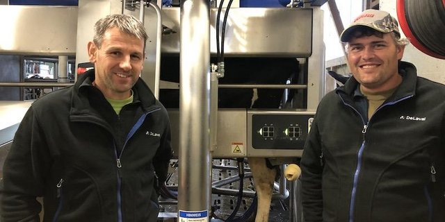 Patrick Blum und Tobias Wey haben dank dem Roboter mehr Flexibilität. (Bild jba)