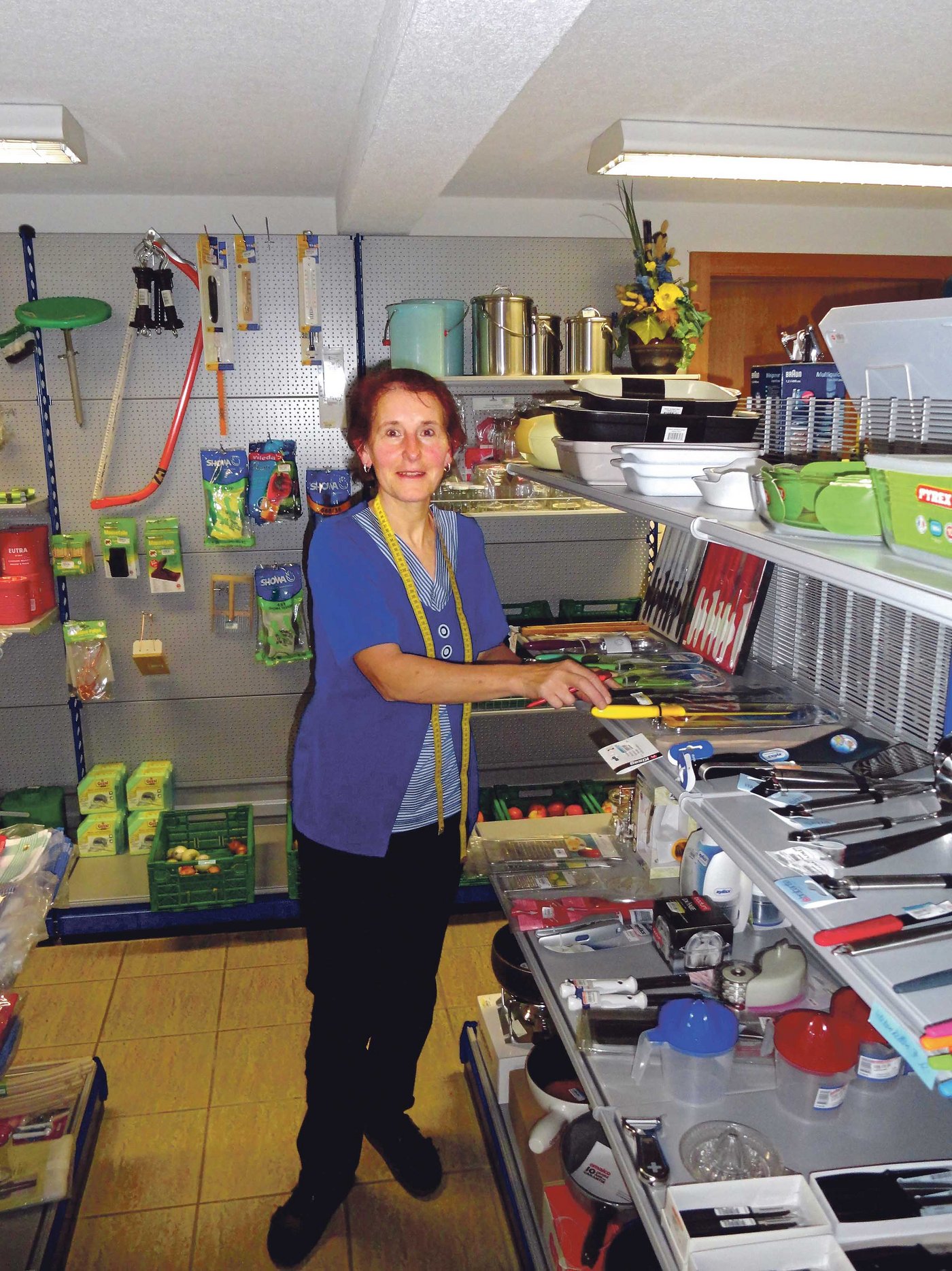 Hildegard Gwerder führt einen Laden mit Frischprodukten, Haushaltartikeln und vielem mehr. Daneben arbeitet die Bäuerin auch als Schneiderin. (Bild Luzia Bachmann) 