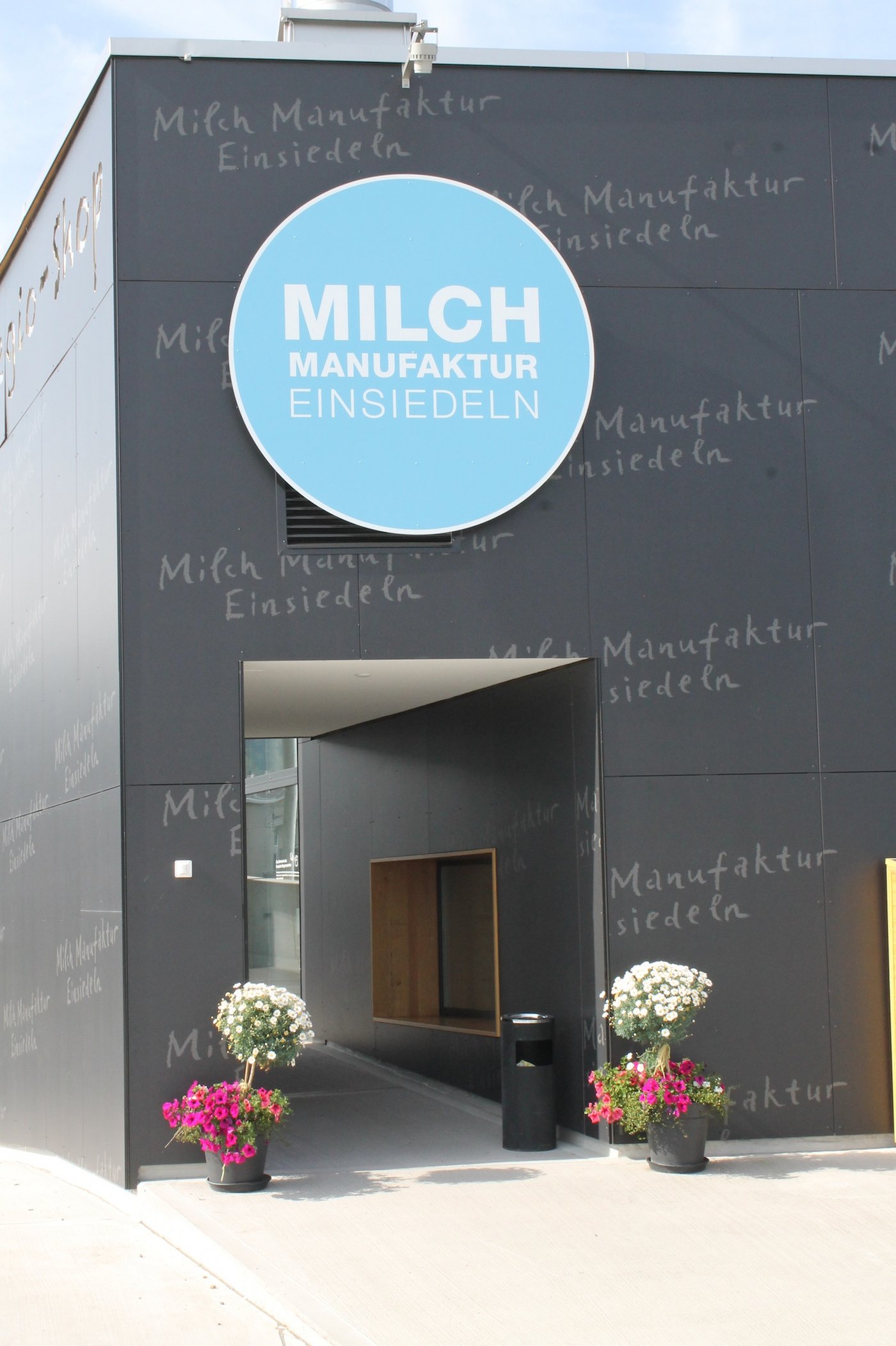 Seit gut einem Jahr im Neubau und bereits 35 Angestellte. Das PRE-Projekte Milchmanufaktur Einsiedeln sorgt in der Region für Wertschöpfung.