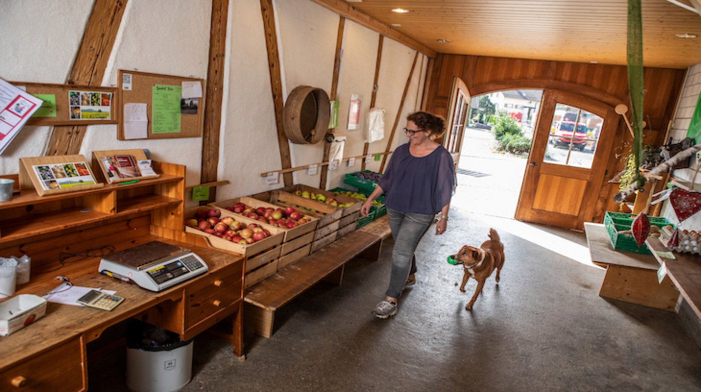 Im Hofladen verkauft Lotti Baumann, Bäuerin und Präsidentin des Aargauer Bäuerinnen- und Landfrauenverbands, vor allem saisonale Früchte und Gemüse. Vor Ort gibt sie den Kunden auf Wunsch gerne Tipps zum Einkaufen, Lagern und Verwerten von Lebensmitteln.