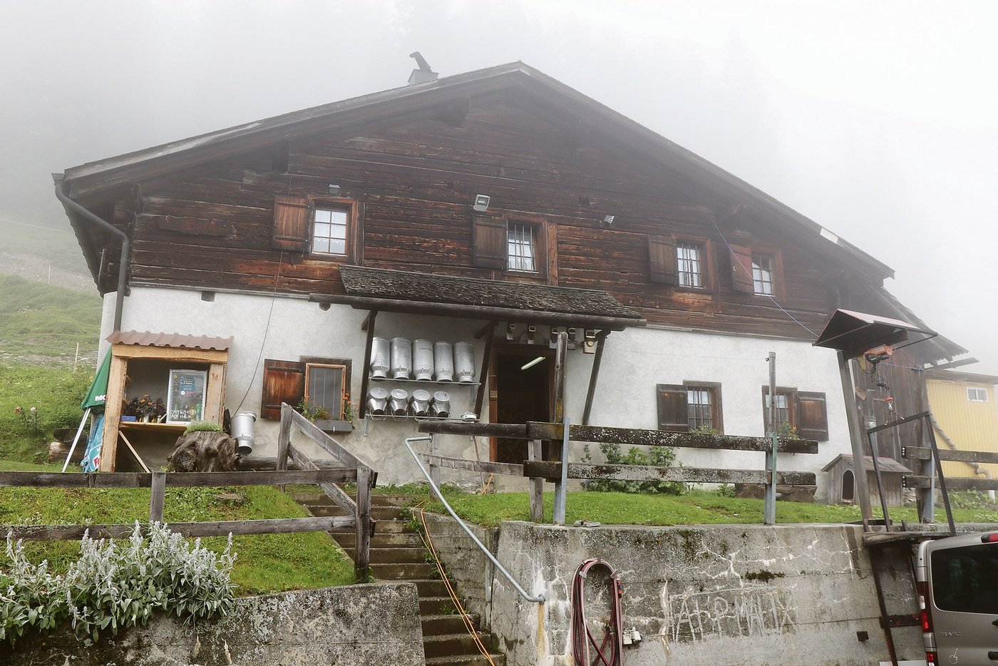 Die Alphütte im Nebel. Trotz des eher schlechten Sommers lief die Alpbeiz gut. Die Älpler sind zufrieden. 