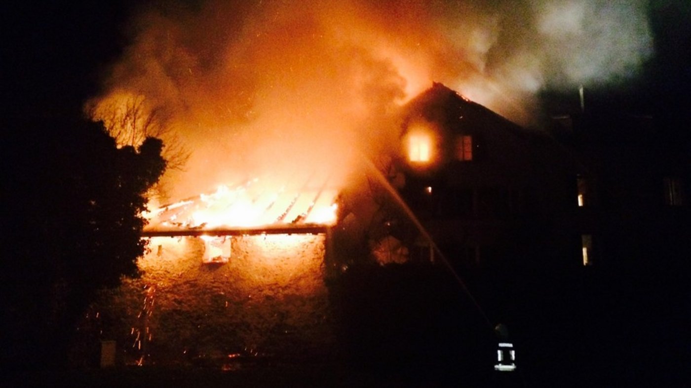 Die Bewohner des betroffenen Hauses und auch die Anwohner konnten sich rechtzeitig in Sicherheit bringen. (Bild SRF)