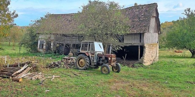 Auf dem Land sieht man viele unbewohnte, zerfallene Häuser und Scheunen. Zum einen sind das immer noch sichtbare Nachwehen des Jugoslawienkriegs. Zum anderen wurde 2020 die Region rund um Zagreb von einem starken Erdbeben erschüttert. 