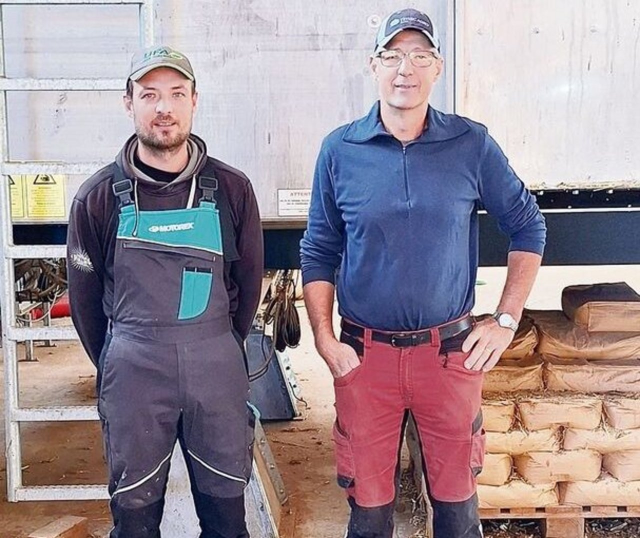 Julien Cattin (links) führt zusammen mit seinem Vater Nicolas (rechts) den Landwirtschaftsbetrieb Biogaz de la Baroche.