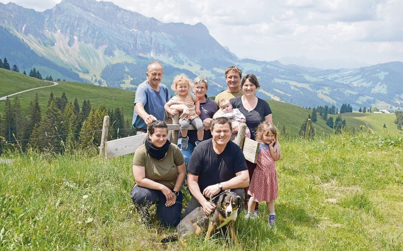 Ruedi und Margrit Jordi mit Sohn Martin und dessen Frau Karin und den Kindern Lena, Sina und Anna mit den Angestellten Regula Scheuner und Stefan Aeschlimann. 