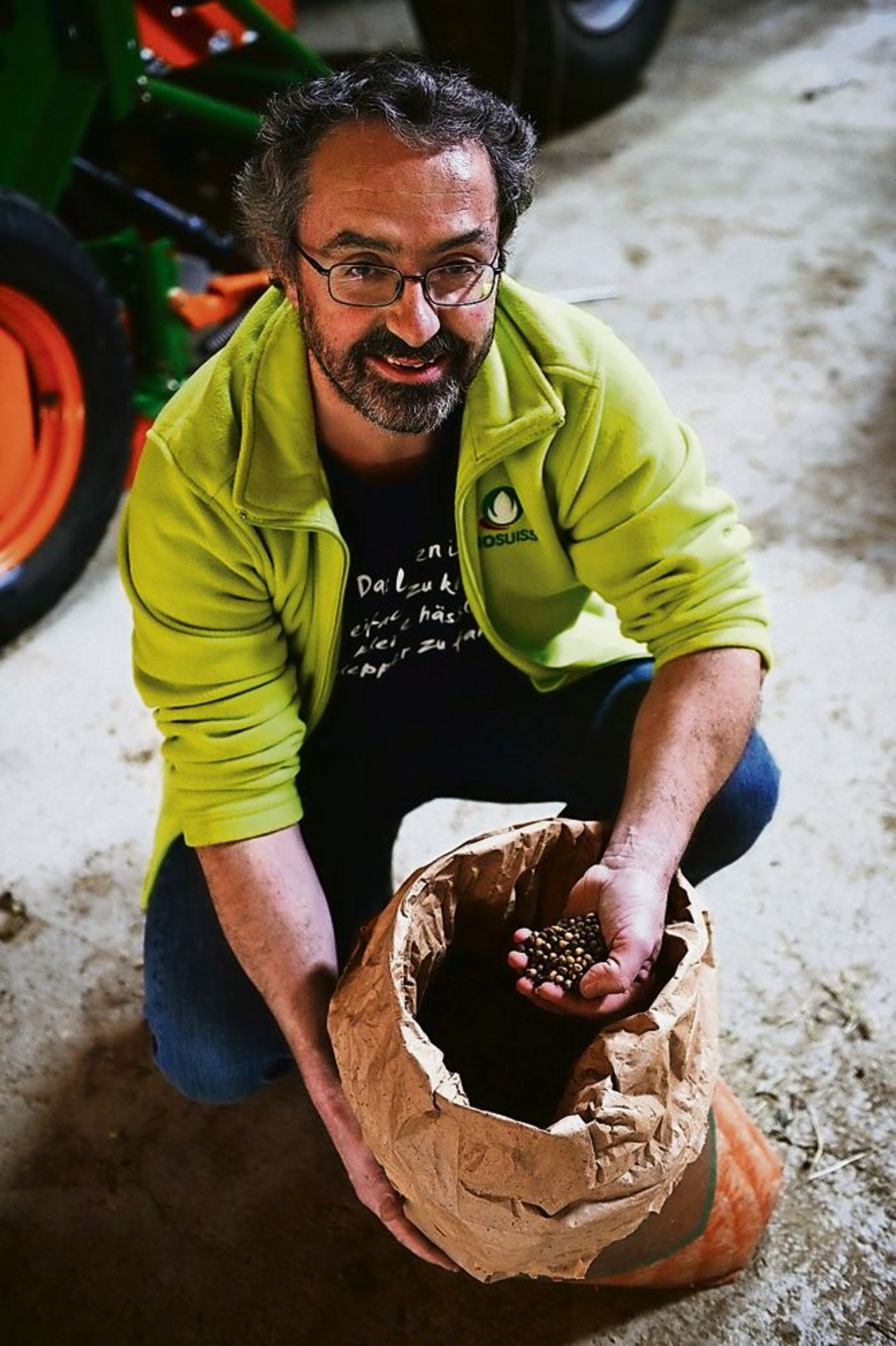 Andy Vogel-Kappler mit Saatgut für Biosoja. (Bild: zVg)
