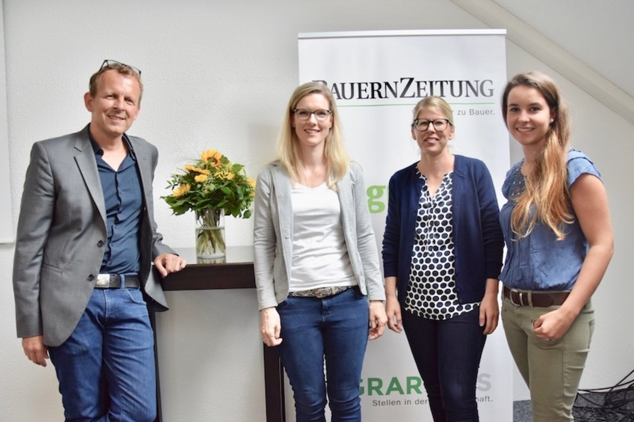 Chefradaktor Adrian Krebs gratuliert Karin Stooss, Silvia Sepat-Lisibach und Loretta Odermatt zu ihrem Notendurchschnitt von 5,8.