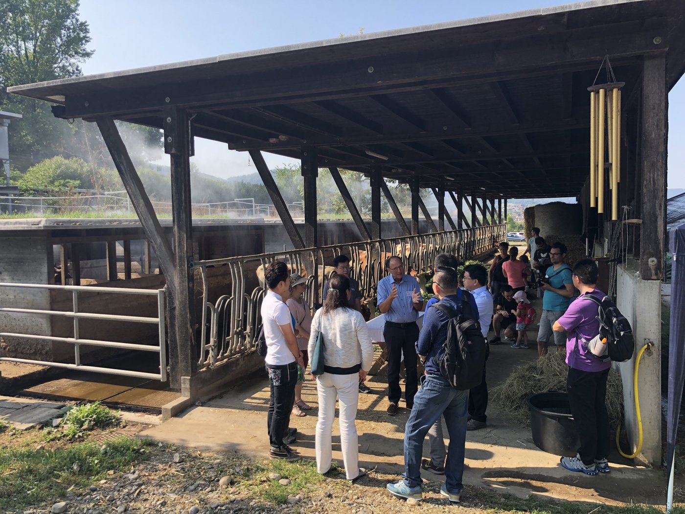 Nicht nur Schweizer trieb es auf das FiBL-Gelände, sondern auch die internationale Gesellschaft. Im Bild führt der FiBL-Direktor Urs Niggli eine Gruppe von Asiaten durch den Tag der offenen Tür. (Bild Katrin Erfurt)