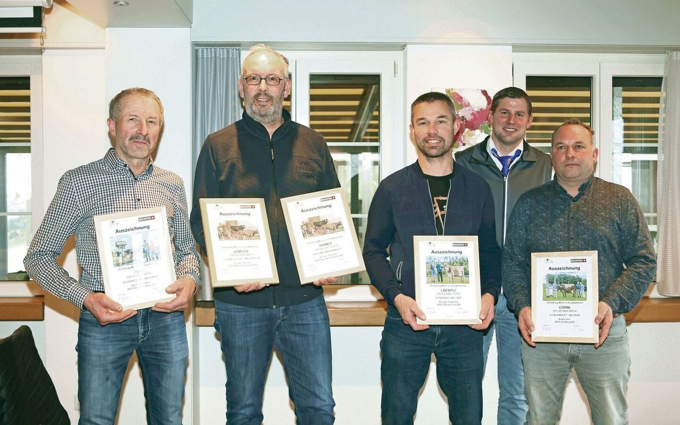 Ausgezeichnet (v. l.): Stefan Gumann, Thomas Villiger, Siegfried Renggli, Urs Köpfli, Präsident Cyrill Gauch (hinten).