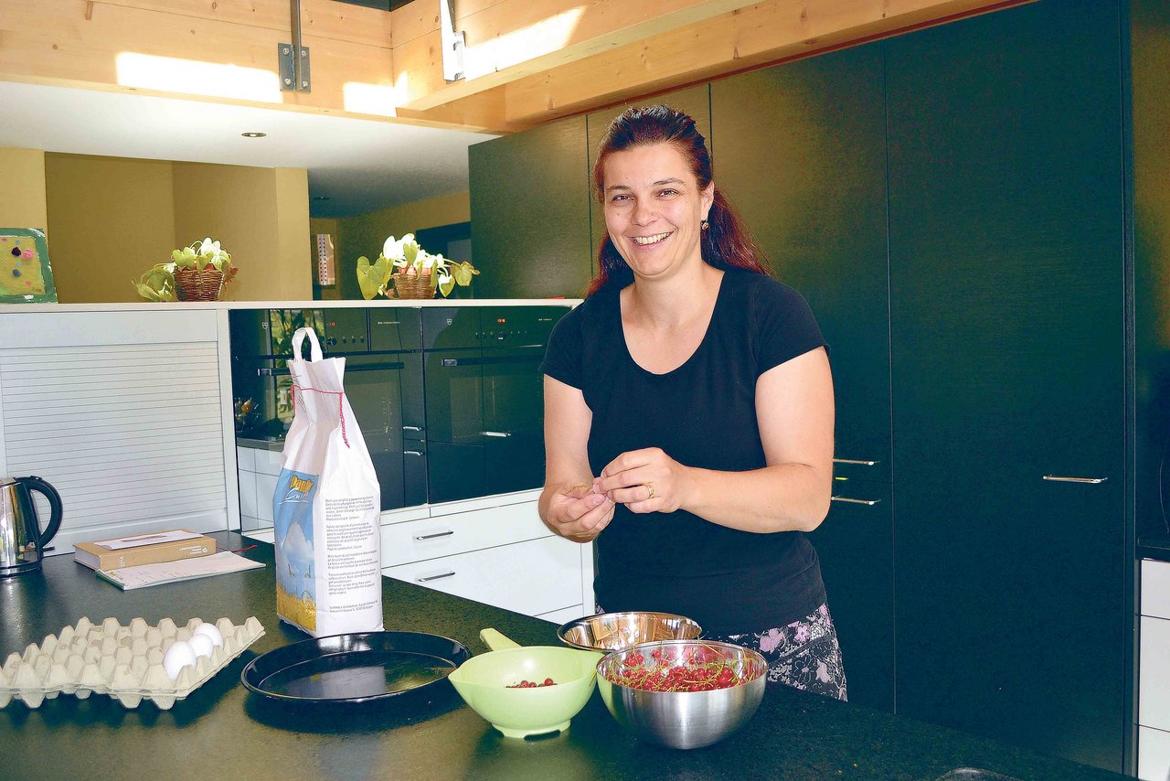 Die Küche im neu umgebauten Bauernhaus ist der Hauptarbeitsplatz von Nicole Reusser, gelernte Ernährungsberaterin. (Bild rbw)