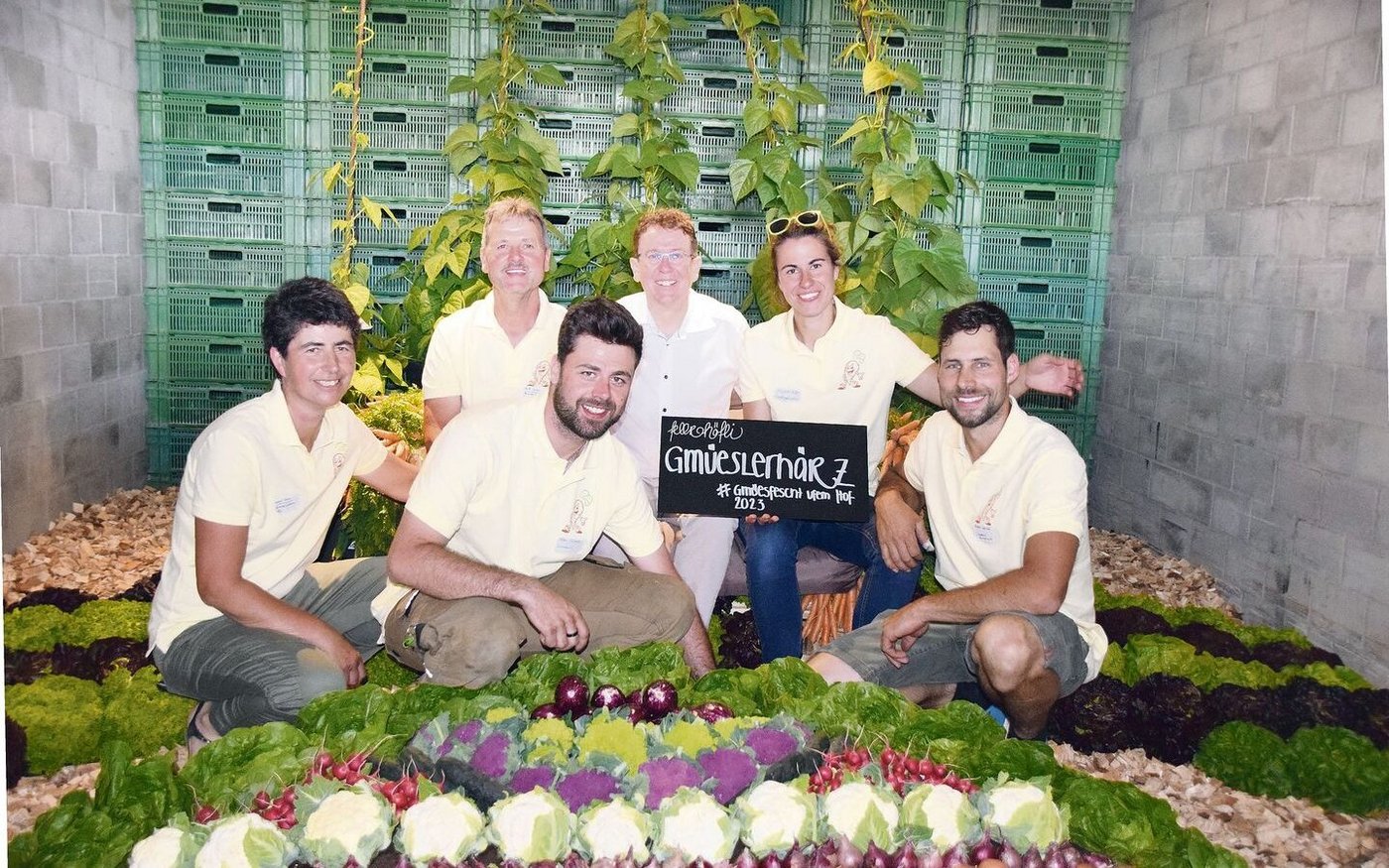 Hoher Besuch bei der Familie Fritz und Karin Feller in Thierachern: Bundesrat Albert Rösti (Mitte) war als Gast ans Gemüsefest eingeladen.