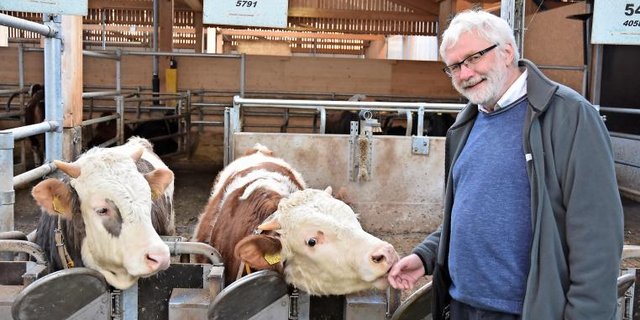 ETH-Forscher Michael Kreuzer mit Kühen