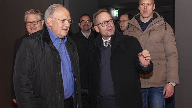 Bundesrat Schneider-Ammann (l.) und Schwingerkönig Matthias Sempach (r.) an der Eröffnung des Besucherrundgang der Emmentaler Schaukäserei. (Bilder zVg)