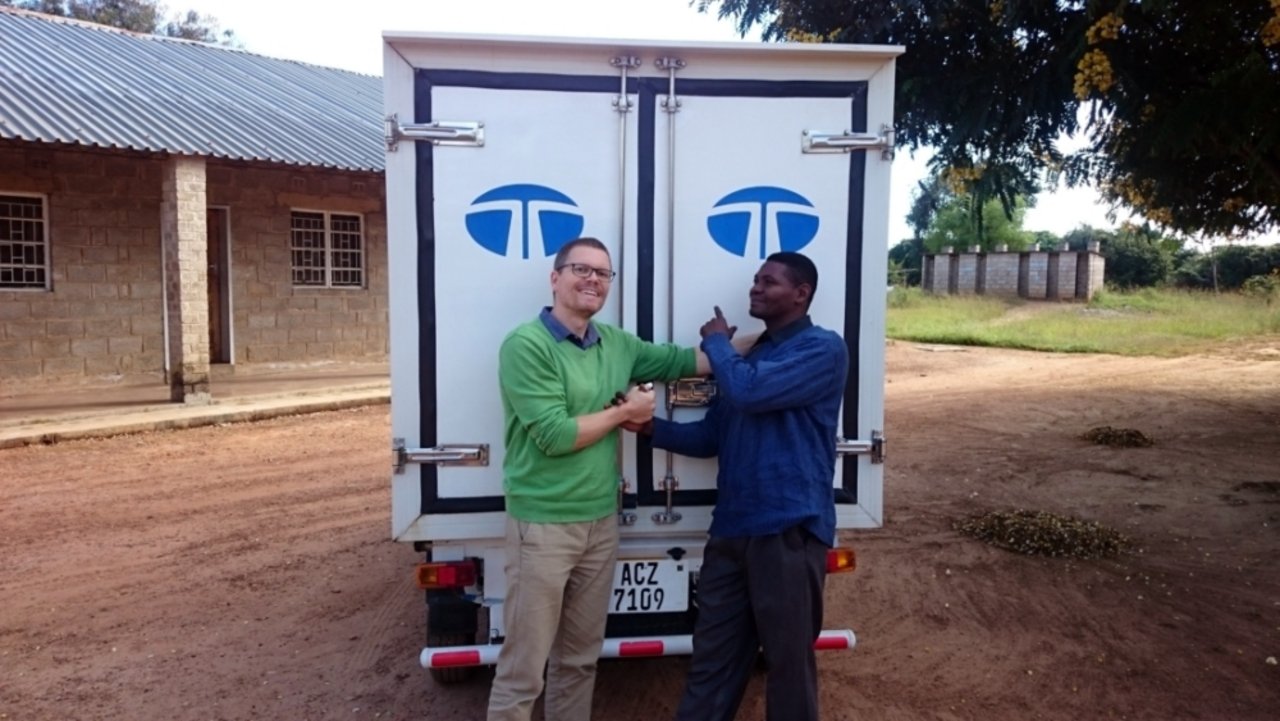 Da waren wir noch guter Dinge... Kingswell, der KATC-Fahrer und ich vor der ersten Auslieferung der Milchprodukte nach Lusaka. (Emmanuel Ngombe)