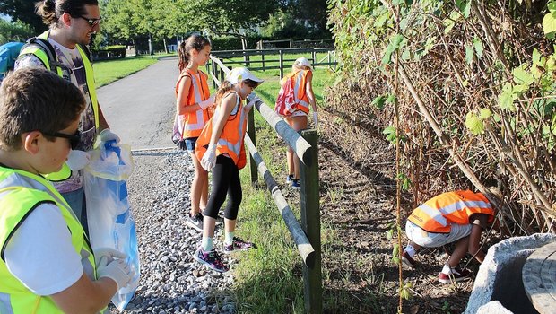 Die Schüler aus Wilen bei Wollerau engagierten sich am nationalen Clean-Up-Day. (Bild Larissa Flattich)