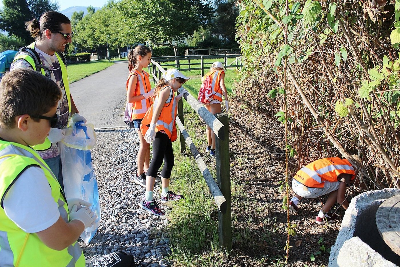 Die Schüler aus Wilen bei Wollerau engagierten sich am nationalen Clean-Up-Day. (Bild Larissa Flattich)