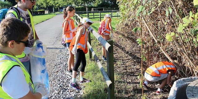 Die Schüler aus Wilen bei Wollerau engagierten sich am nationalen Clean-Up-Day. (Bild Larissa Flattich)