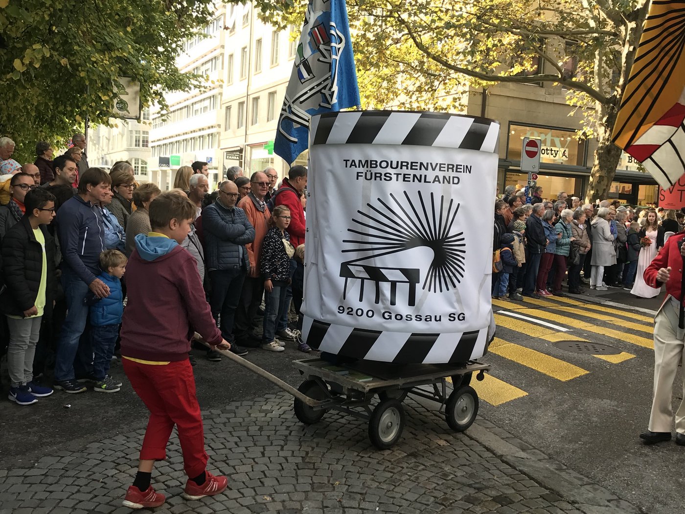 Diese fahrende Riesentrommel gehört zum Tambourenverein Fürstenland Gossau.
