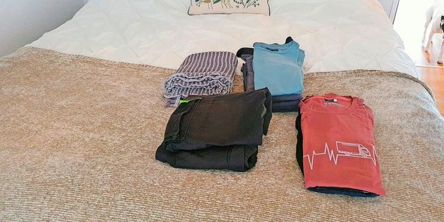 Gewaschen, zusammengefaltet und erst noch aufs Bett gelegt: Viele Mütter bieten ihren daheim lebenden Kindern auch im Erwachsenenalter einen umfassenden Haushaltsservice an. 