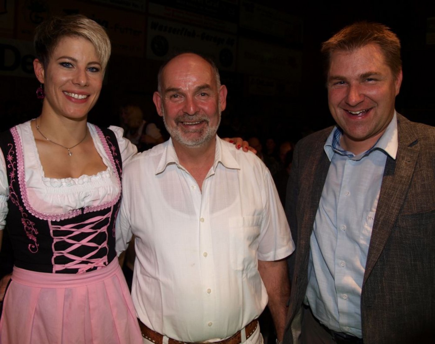 Strahlen um die Wette (v.l.n.r.): Sonia Kälin (Schwingerkönigin 2012),   OK-Präsident Emil Zwingli und Nationalrat Toni Brunner.