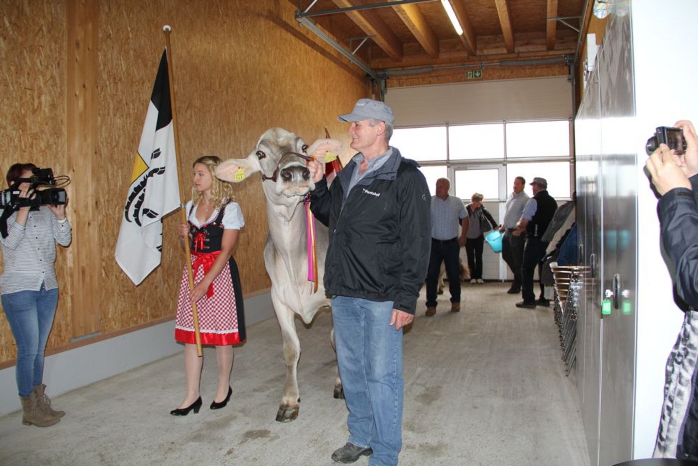 Europameisterin Zeus Palma wird in den Ring geführt. (Bilder Christian Weber)