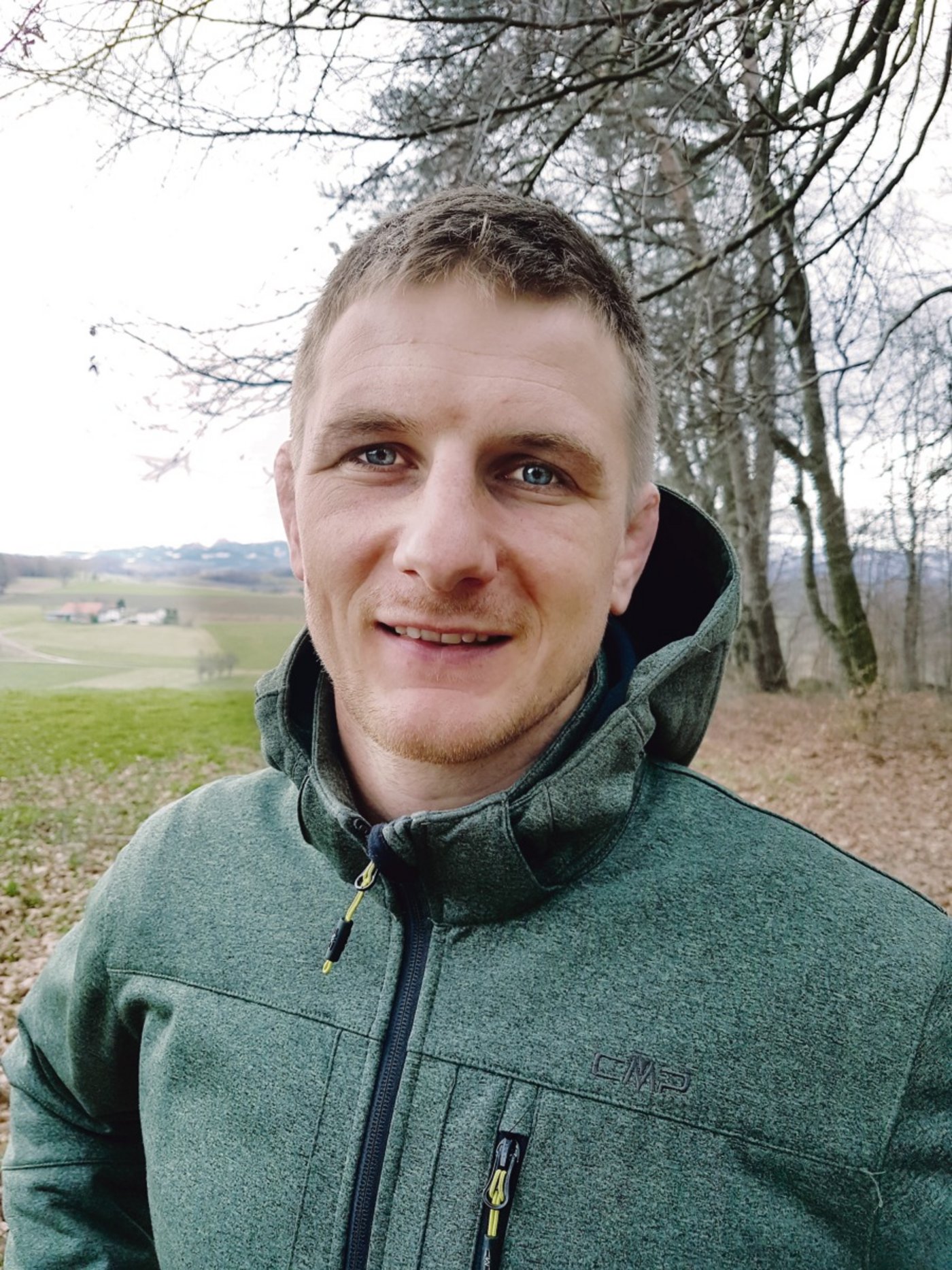 Benno Jungo (30) ist Landwirt und Agronom FH und hat den gemischten Betrieb mit Milchwirtschaft und Ackerbau in Schmitten  FR 2019 übernommen. 2020 nimmt die Betriebsleiterfamilie Anlauf zur Pflanzenschutzmittelreduktion. Erstmals sollen auf dem Betrieb Raps, Mais und ein Teil der Kartoffeln herbizidlos angebaut werden. In diesem Tagebuch werden Herausforderungen, Erfolge und Misserfolge mit den Lesern der BauernZeitung geteilt.