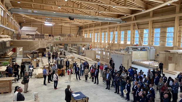 Die versammelten Botschafter(innen) in der Montagehalle der Zimmerei Hirschi in Trub. (Bild akr) 