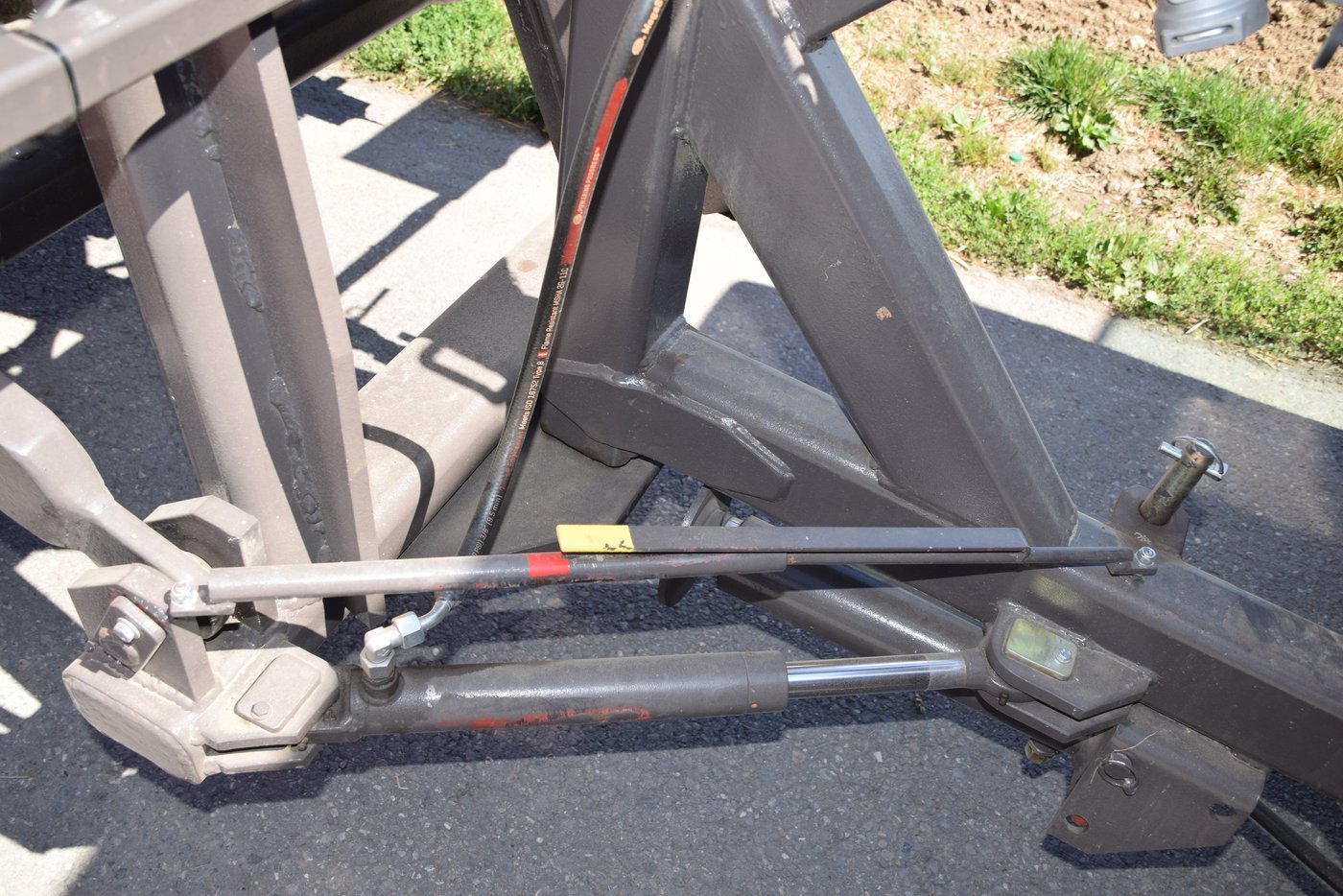 Mit der Deichsel kann das Hackgerät am Hang noch genauer an den Reihen angepasst werden. (Bild BauernZeitung/Sera J. Hostettler)