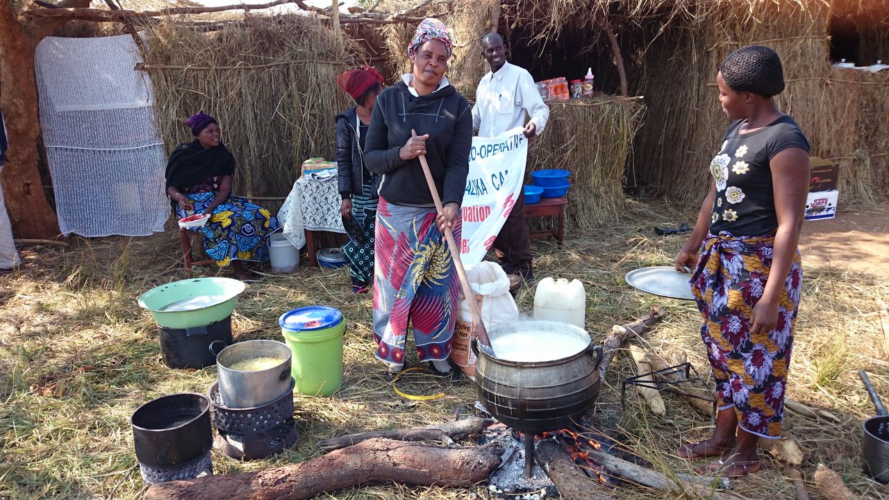 Sambische Bäuerinnnen bei der Zubereitung des Nationalgerichts Nshima. 