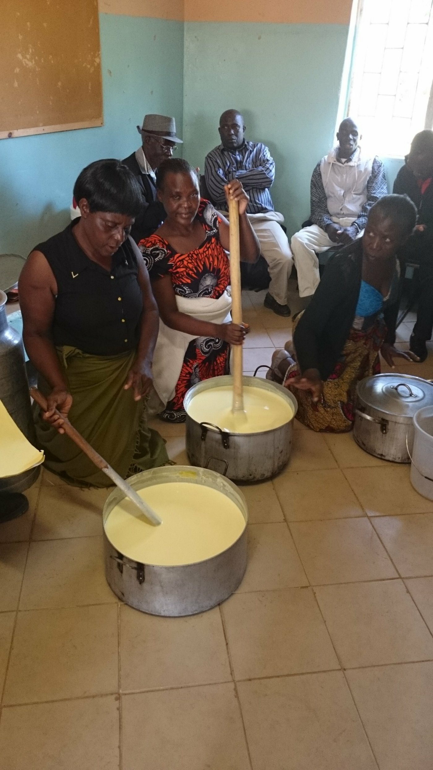 Joghurt machen im Workshop: Hier werden noch das künstliche Aroma, die Lebensmittelfarbe und das Süssungsmittel ins Joghurt eingerührt. Für den Autor, der am liebsten Bio-Nature-Joghurt isst, ein Frevel. Die Kursteilnehmenden hingegen waren begeistert von Süssigkeit, Geschmack und Farbe.