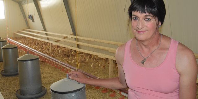 Stefanie Stalder ist Transbäuerin. Mit falschem Geschlecht geboren, erfüllte sie sich 48 Jahre später einen Traum und vollzog eine Geschlechtsanpassung. Einen weiteren Traum erfüllte sie sich mit ihrem Bio-Betrieb. Ihr Hauptbetriebszweig ist die Masthuhnhaltung. (Bilder Katrin Erfurt)