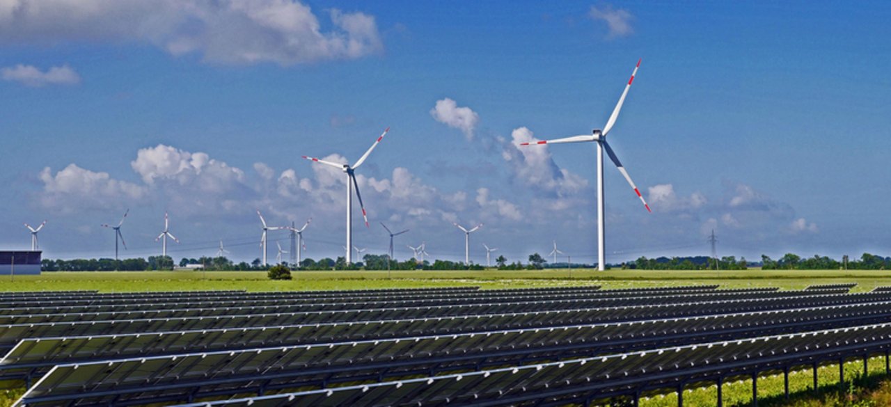 Eine Solarfarm mit Solarpanels und Windrädern. (Bild pd)