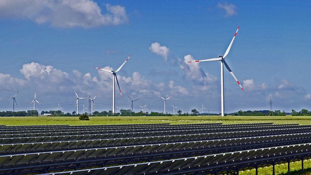 Eine Solarfarm mit Solarpanels und Windrädern. (Bild pd)