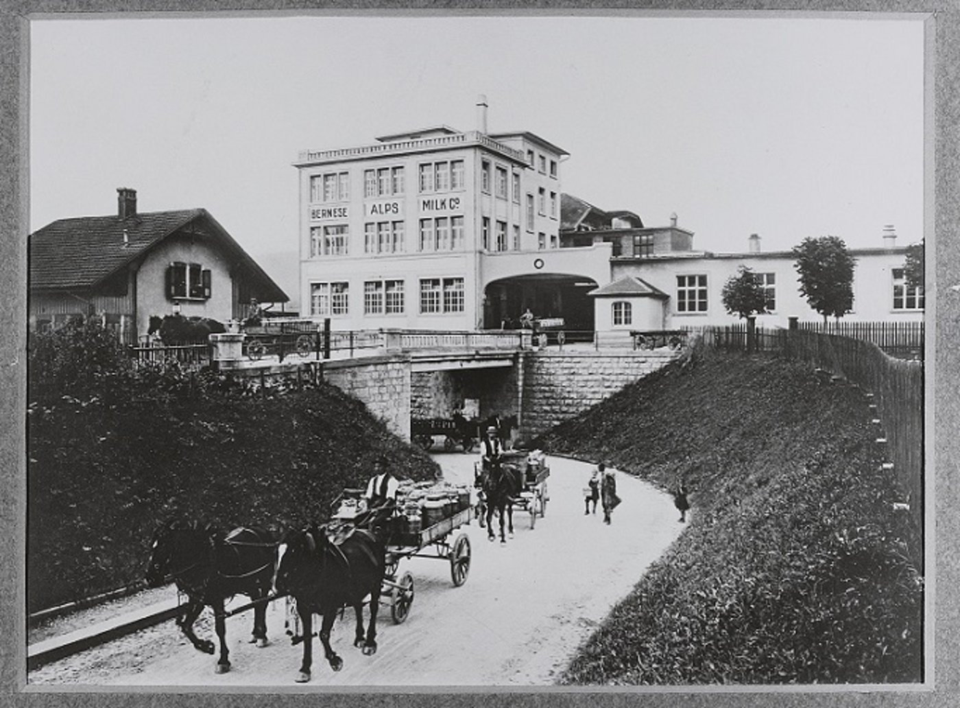 Milchanlieferung bei der Berneralpen Milchgesellschaft um 1916. (Bilder Archives Historiques Nestlé/Museum alter Bären) 