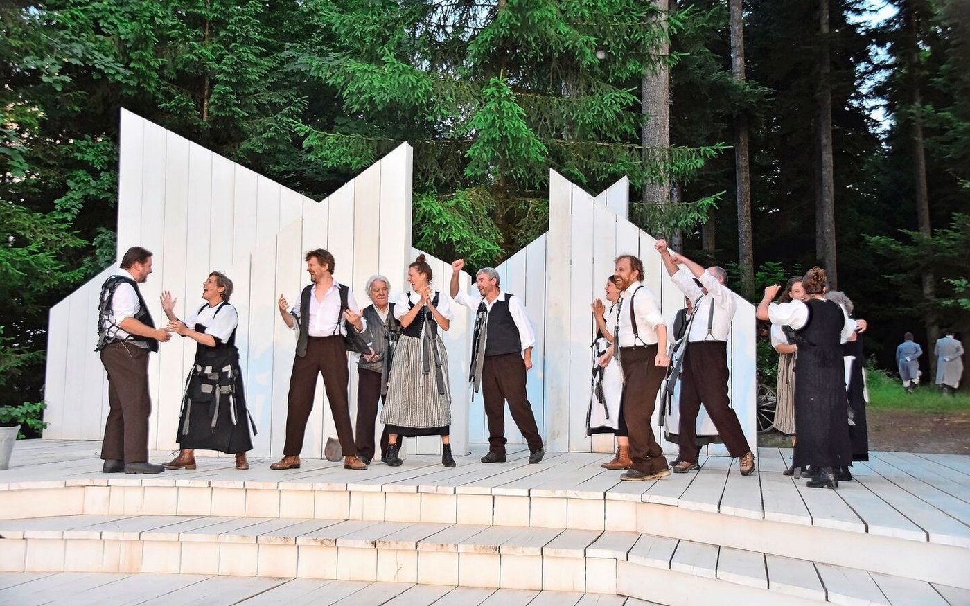Rund 20 Darstellerinnen und Darsteller spielen beim Stück «Die schwarze Spinne» auf der Moosegg im Emmental mit. 