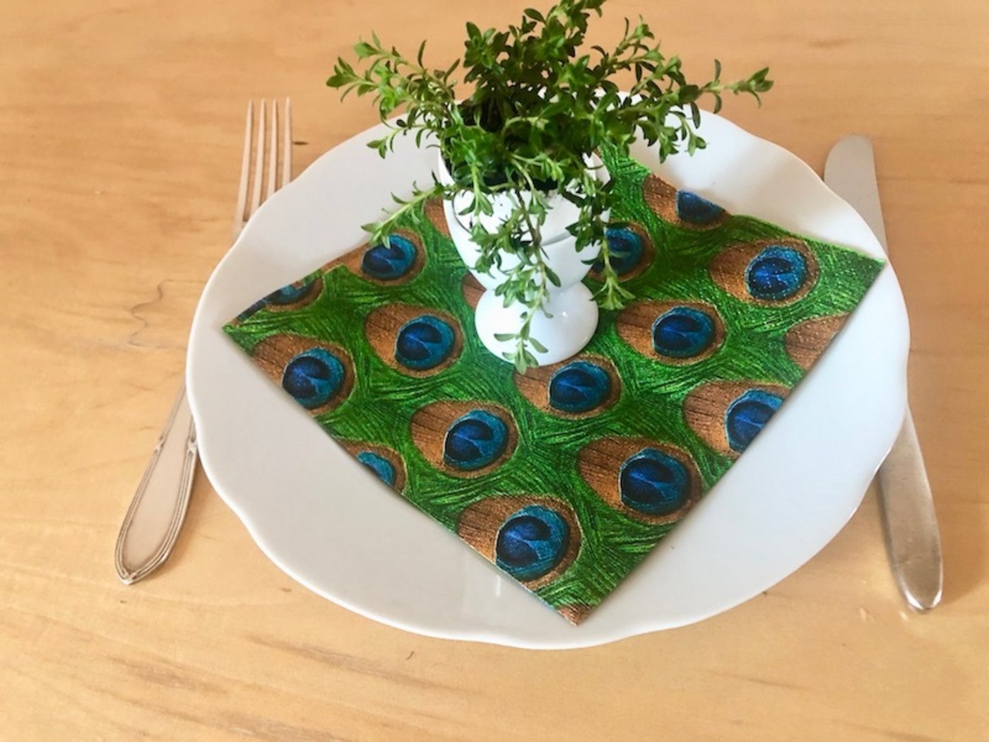 Die angepflanzten Eier können nun in einem Eierbecher bei jedem Gast an den Platz gestellt werden.