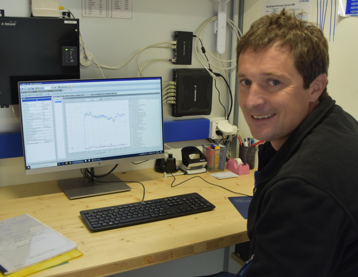 Urs Schmid, Produktleiter Melken/Füttern/Kühlen von DeLaval im mobilen Büro des Melkroboters. (Bild Lisa McKenna)