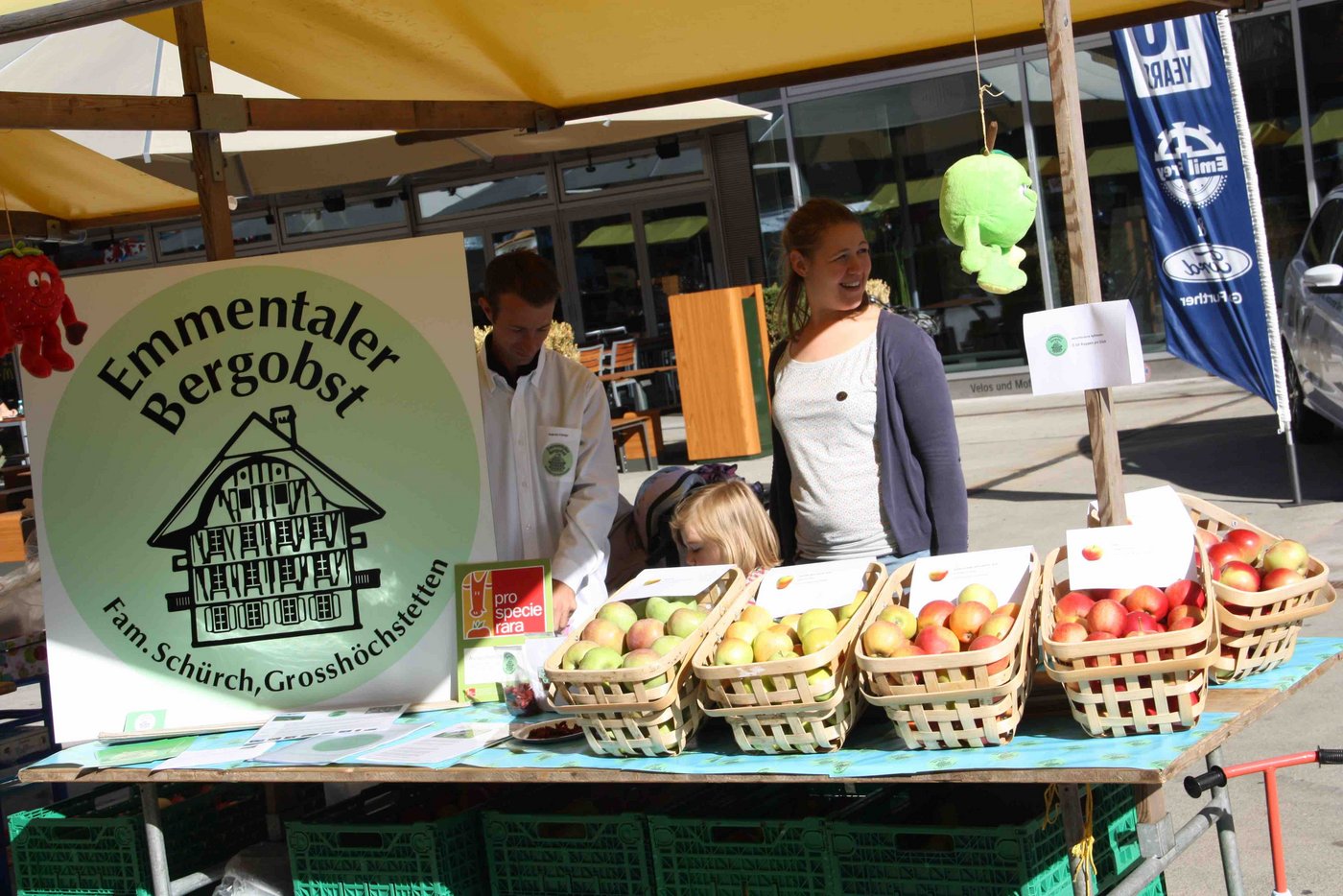 Von der Familie Schürch, Grosshöchstetten, stammen die Äpfel, die am Märit in der alten Presse zu Apfelsaft verarbeitet werden.   