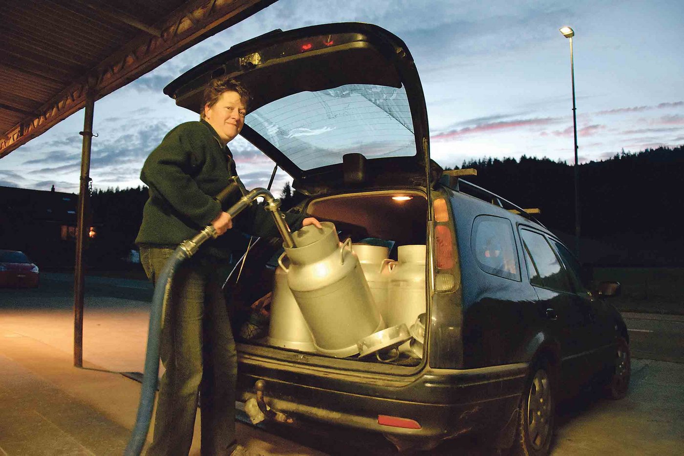 An einem Novembermorgen in Süderen: Bäuerin Rosmarie Wenger liefert Milch... (Bilder Adrian Krebs)