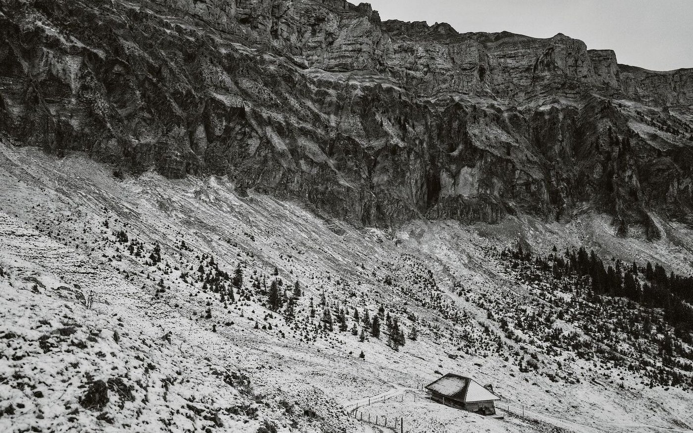 «Wie ein Fotograf aus Bombay im Schangnau seine zweite Heimat gefunden» lautete der Titel des ersten Beitrags von Pinaki im März 2020. Es zeigte Alpweiden in der Winterruhe unter den Felswänden des Hohgants. 