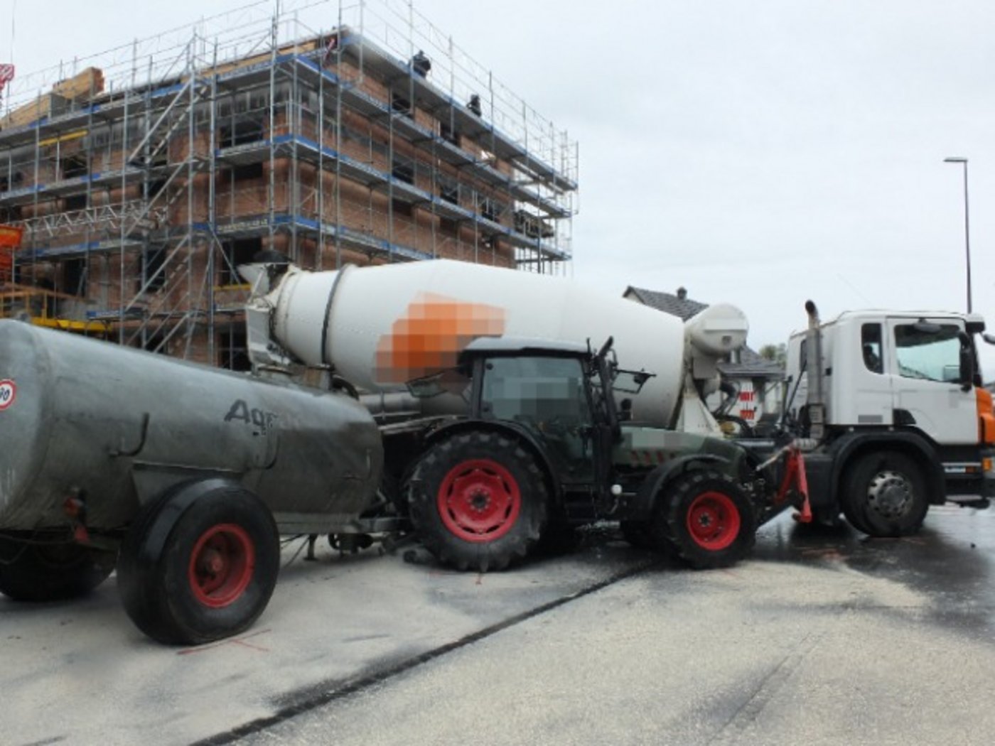Der Fahrer des Traktors wurde leicht verletzt. 
